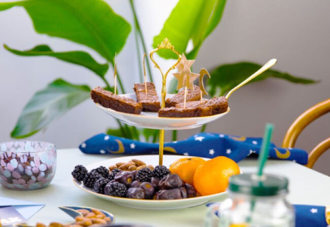 Two tier plate stand